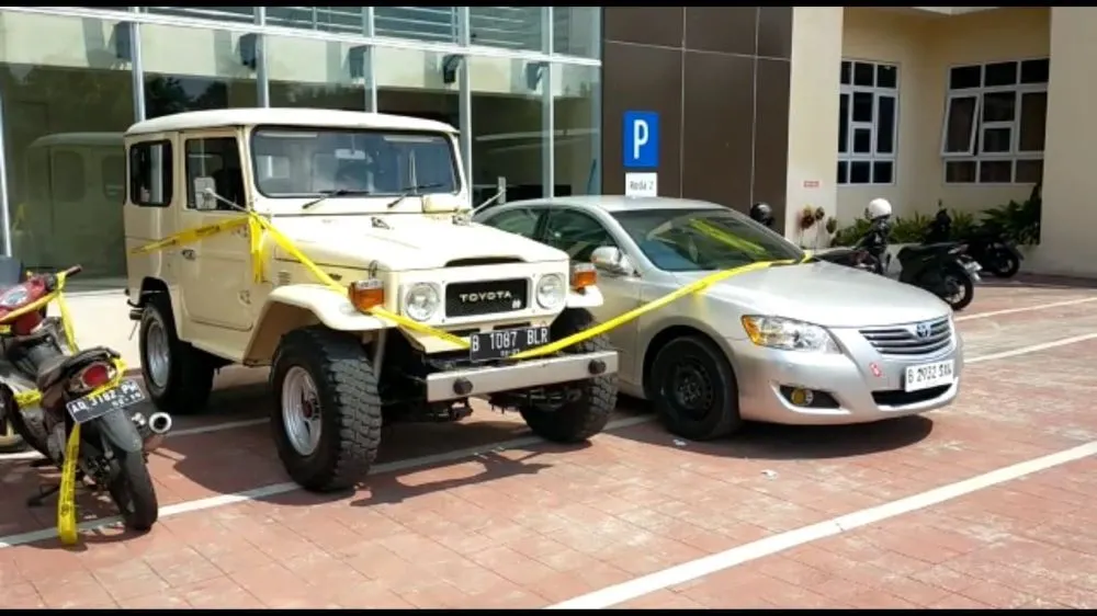 Dua mobil sitaan Komisi Pemberantasan Korupsi (KPK) dari tersangka gratifikasi Rafael Alun Trisambodo dititipkan di Polresta Solo, Selasa (30/5). 
