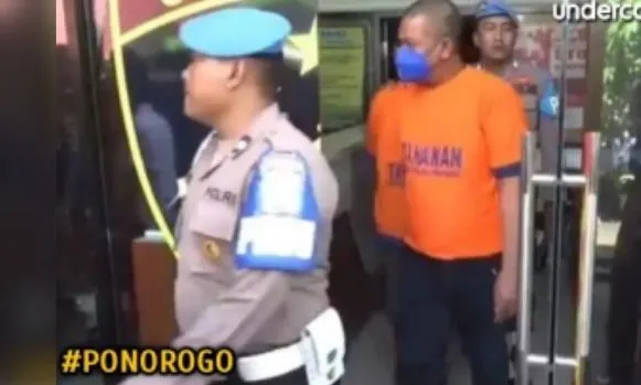 Seorang pria asal Ponorogo, Jawa Timur berhasil menipu belasan janda melalui aplikasi kencan bak dalam film Tinder Swindler.