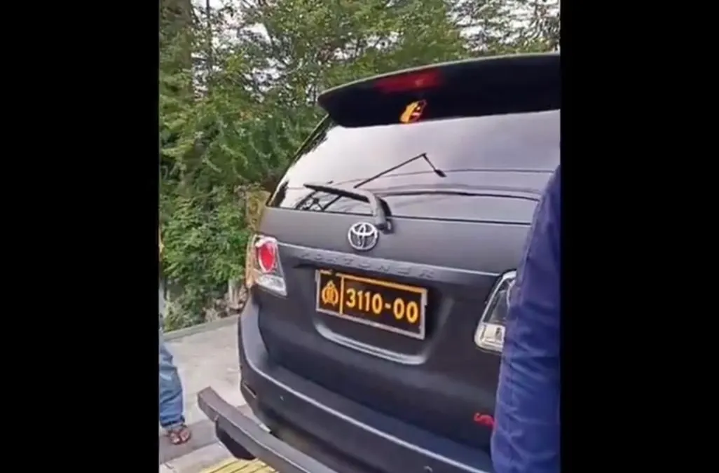 Dalam keterangan yang tercantum, kejadian aksi mobil dinas tabrak pemotor terjadi di jalur Busway arah Pulogadung menuju Jalan Pramuka, Jakarta Timur.