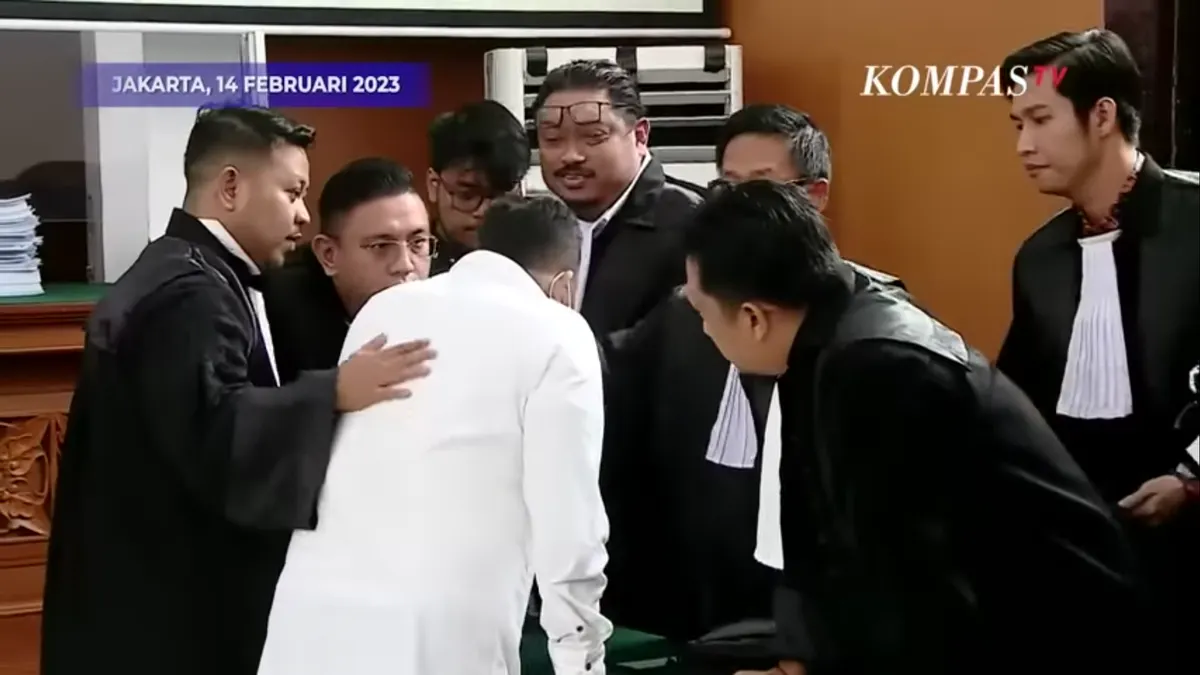 Pilu, Ini Ekspresi Kuat Maruf Saat Tertunduk di Depan Penasihat Hukum Setelah Divonis 15 Tahun Penjara