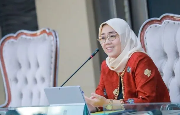 Bupati Purwakarta Anne Ratna Mustika memberikan sebuah ucapan selamat kepada seseorang dan sebuah kalimat semangat.