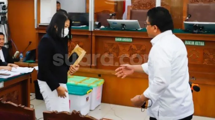 Terdakwa Ferdy Sambo dan Putri Candrawathi menanggapi pernyataan Richard Eliezer di sidang terdakwa pada saat persidangan.
