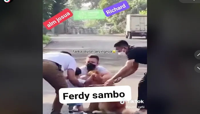 Harmonis, Beredar Video Ferdy Sambo Ajak Arka Jalan-jalan Ditemani Richard Eliezer dan Yosua  AYOJAKARTA.COM - Beredar sebuah video di TikTok yang menampilkan keharmonisan hubungan Ferdy Sambo, Richard Eliezer dan Brigadir Yosua.  Video tersebut direkam sebelum peristiwa penembakan Yosua oleh Ferdy 
