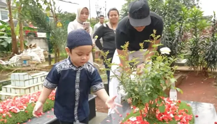 Antusias Gala Sky ke Makam Vanessa Angel Bikin Banjir Air Mata, Kenang Ulang Tahun Mendiang Ibu