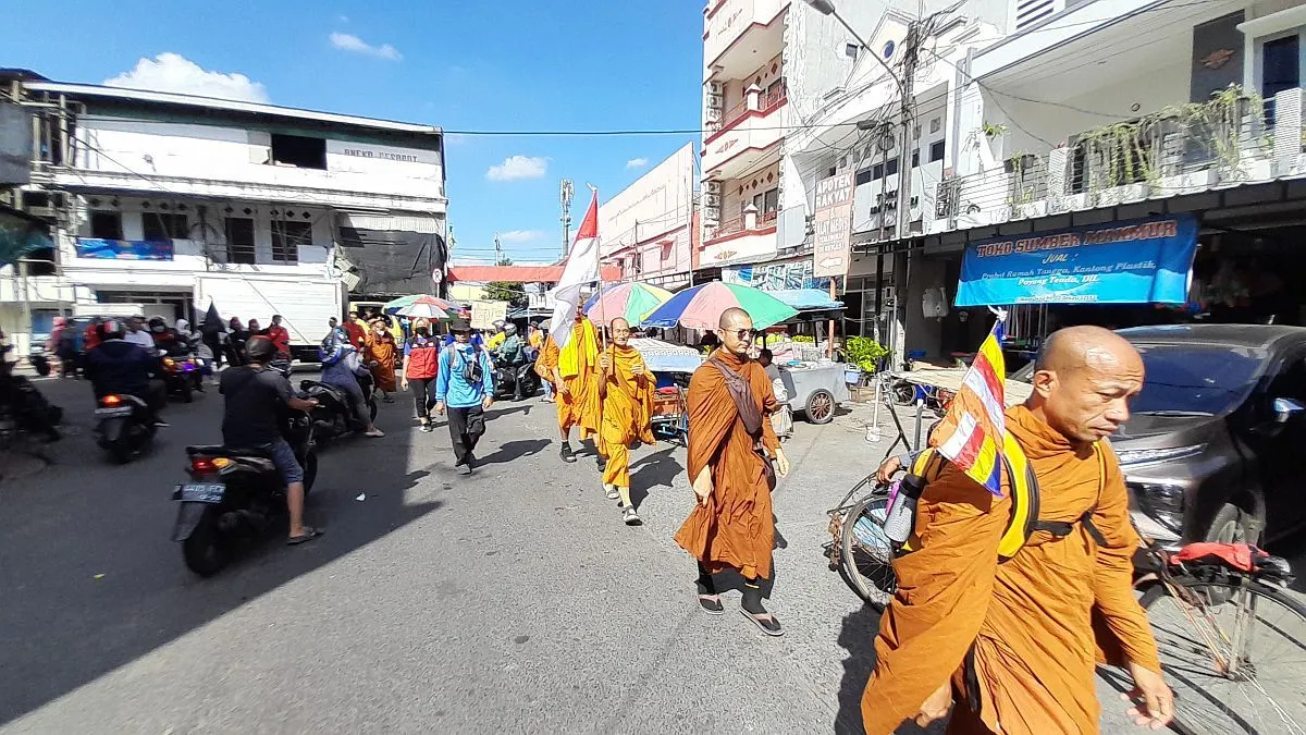 32 biksu dari Thailand yang jalan kaku ke Candi Borobudur singgah di Bekasi 
