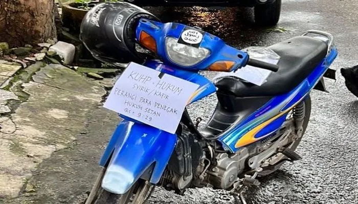 Motor yang diduga milik pelaku bom bunuh diri ditemukan terparkir di Polsek Astana Anyar, Bandung usai terjadi ledakan.