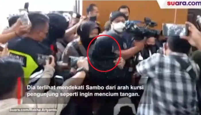 Detik-detik Fans Ferdy Sambo Berulah di Persidangan, Tak Mau Diamankan hingga Teriak: Aku Mau Ketemu Pak Sambo