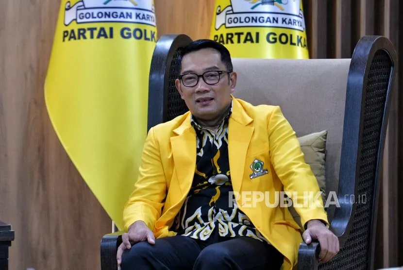 Gubernur Jawa Barat Ridwan Kamil mengenakan jas kuning Partai Golkar saat bertemu dengan Ketua Umum Partai Golkar Airlangga Hartarto di kantor DPP Partai Golkar, Jakarta Barat, Rabu (18/1/2023).