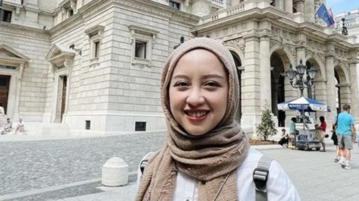 influencer Gita Savitri menjadi topik hangat pembahasan netizen setelah komentarnya menyebut childfree sebagai salah satu cara awet muda.