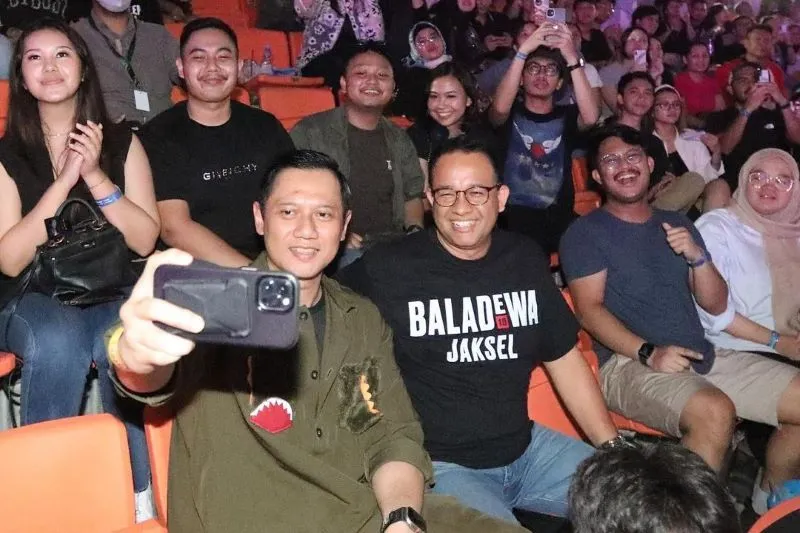 Anies Baswedan bersama Anies Baswedan yang duduk di sebelah Ketum Partai Demokrat Agus Harimurti Yudhoyono (AHY) nonton konser konser Dewa 19.AHY nonton bareng konser Dewa 19 