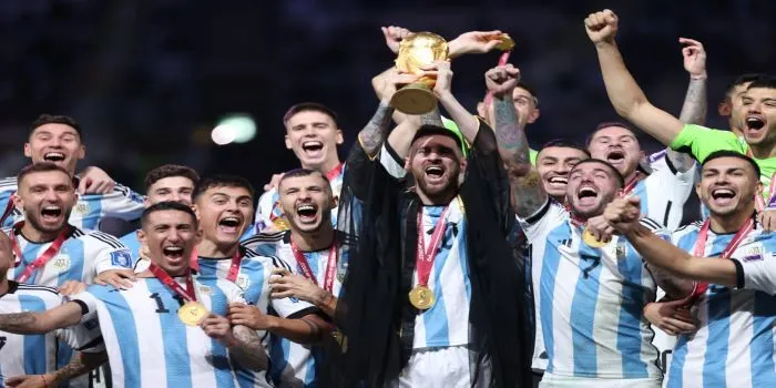 Messi bersama rekan setimnya merayakan kemenangan Piala Dunia 2022 (Twitter @fifaworldcup)