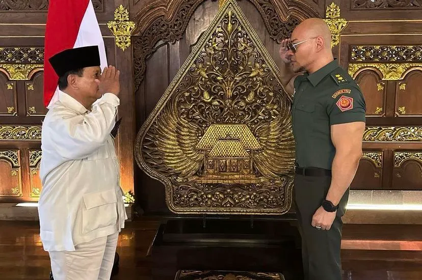 Deddy Corbuzier mendapatkan pangkat pangkat Letnan Kolonel (Letkol) Tituler TNI AD dari Prabowo Subianto.