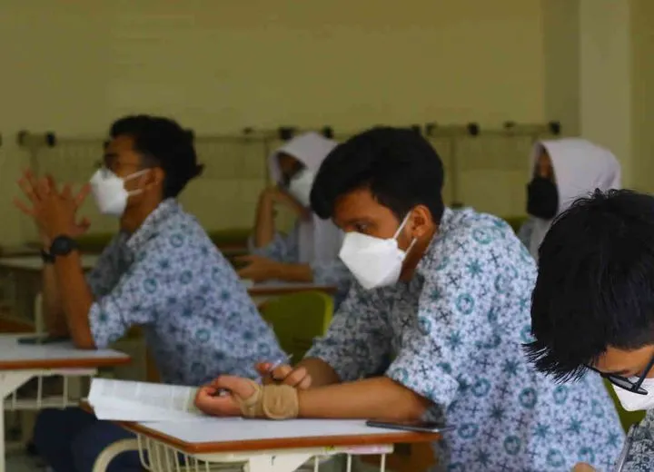 Ilustrasi siswa SMA. Saat membuat name tag, biasanya OSIS yang berperan sebagai pelaksana MPLS akan menetapkan sejumlah peraturan.