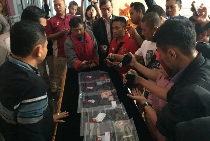Aparat kepolisian menunjukkan barang bukti terkait aksi pemerasan yang dilakukan oknum wartawan.