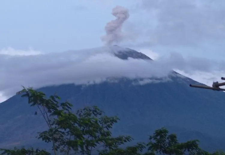 Gunung Semeru kembali alami erupsi pada, Jumat 16 Desember 2022, pukul 04:55 WIB
