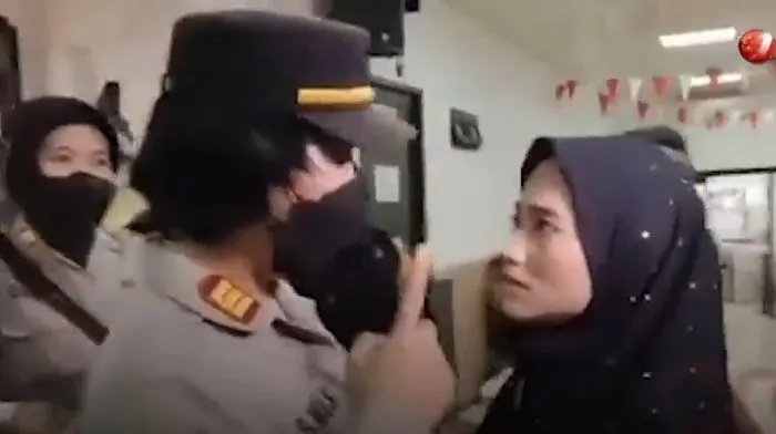 Nekat! Seorang Wanita Terobos Brimob untuk Bisa Peluk Ferdy Sambo di Ruang Sidang, Ini Alasannya