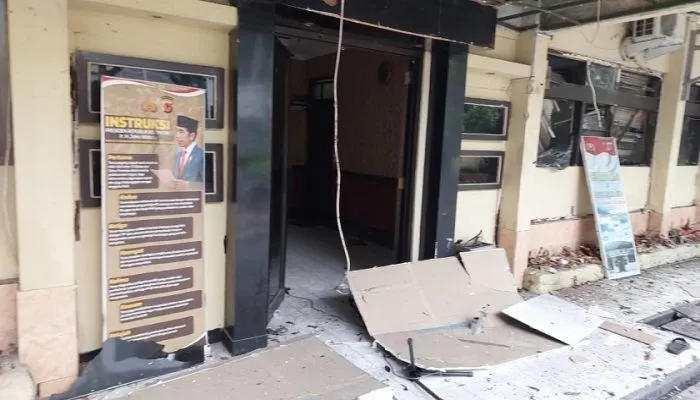 Terdapat update terkini jumlah korban dalam ledakan bom di Polsek Astana Anyar, 1 polisi meninggal dunia.
