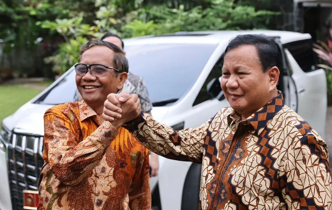 Menteri Pertahanan yang juga merupakan Ketua Umum Partai Gerindra, Prabowo Subianto melakukan kunjungan ke kediaman Menko Polhukam, Mahfud MD.