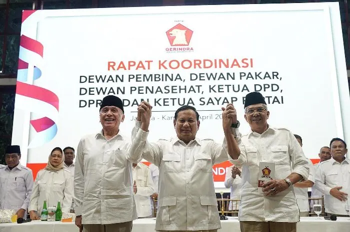 Iwan Bule (kiri) dikukuhkan menjadi Wakil Ketua Dewan Pembina Partai Gerinda diangkat tangannya oleh Ketua Umum Partai Gerinda Prabowo Subianto (tengah)