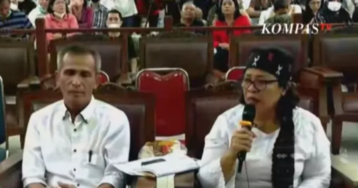 Orang Tua&nbsp;Brigadir J Sambangi Polres Jaksel untuk Bongkar Misteri Hilangnya Uang dan HP Yosua?