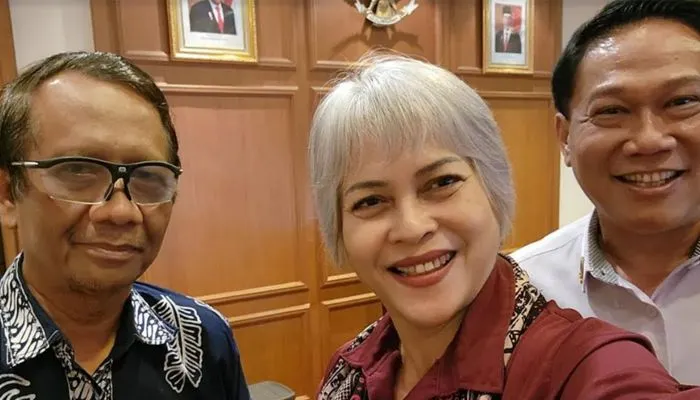 Netizen Girang, Irma Hutabarat Unggah Foto Bersama Mahfud MD dan Pesan Kepada Richard Eliezer