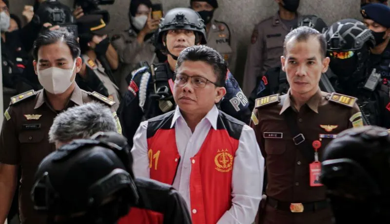 Ferdy Sambo, terdakwa pembunuhan berencana Brigdir J (tengah) menunggu vonis hakim