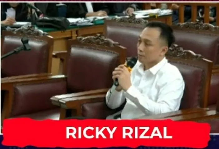Potret Ricky Rizal memberikan kesaksian