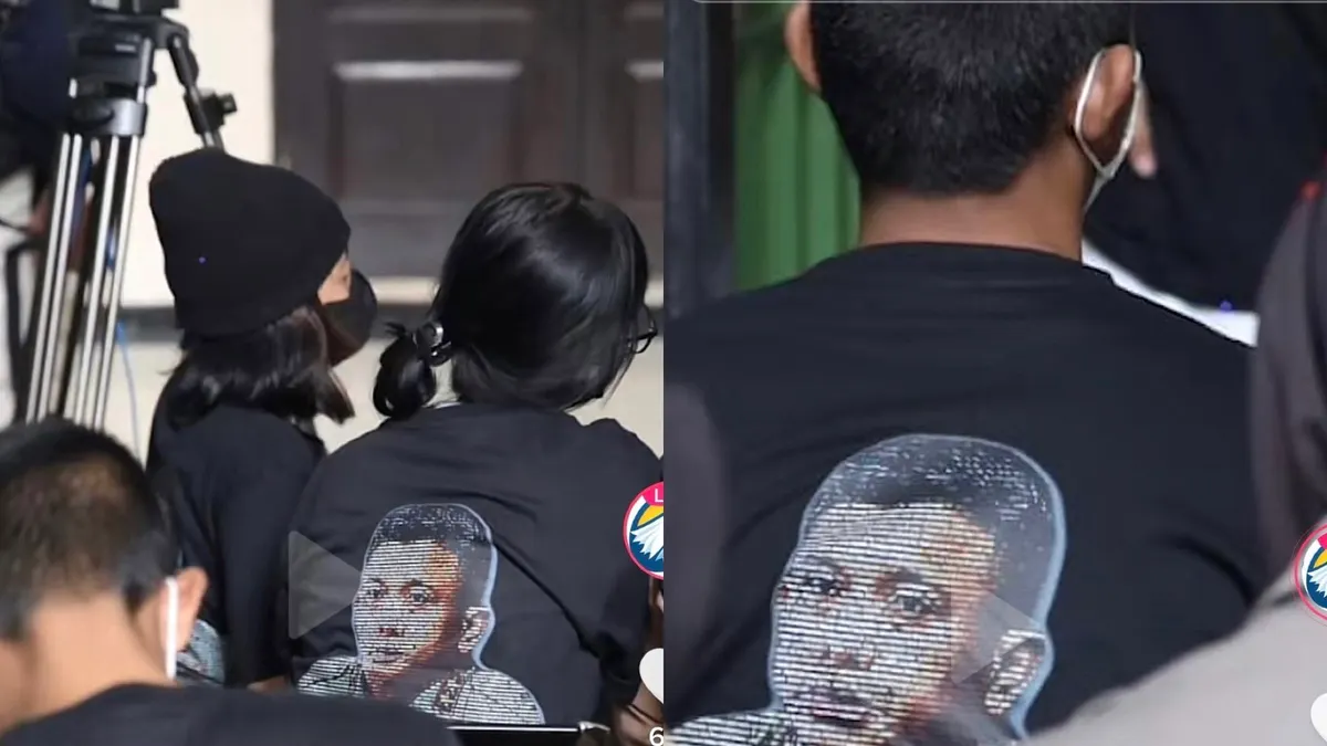 Tak Mau Ketinggalan! Fans Ferdy Sambo Ramai-ramai Nobar Sidang Vonis, Pakai Kaos Bertuliskan&hellip;