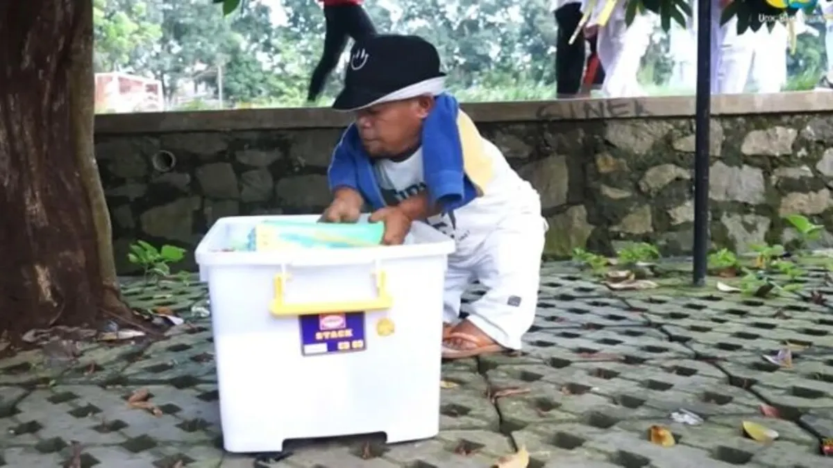 Artis Tanah Air Ucok Baba tengah menekuni usahanya yaitu berjualan lato-lato, jenis permainan yang tren saat ini.