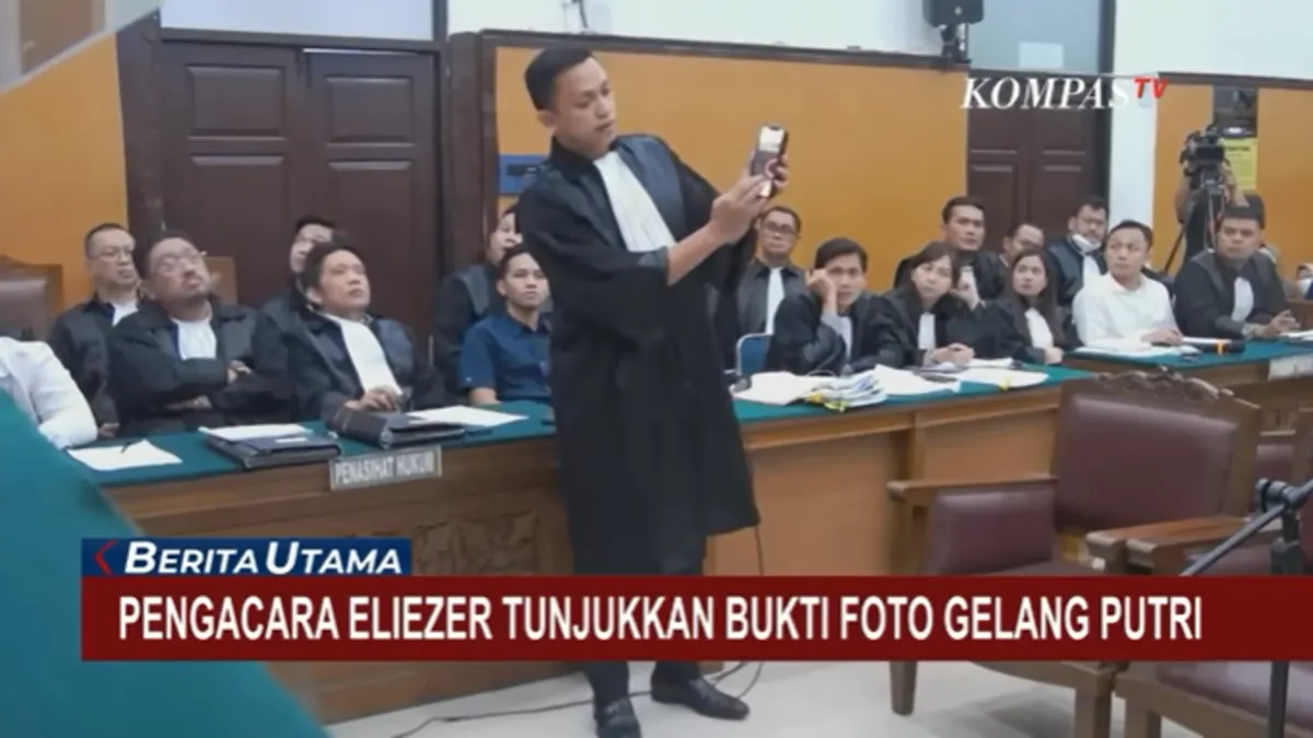 Pengacara Bharada E berhasil membuat Putri Candrawathi tak bisa berkutik dengan menunjukkan sebuah bukti foto pada persidangan.