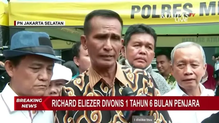 Ayah Brigadir Yosua, Samuel Hutabarat usai sidang vonis Richard Eliezer alias Bharada E di Pengadilan Negeri Jakarta Selatan, Rabu, 15 Februari 2023.