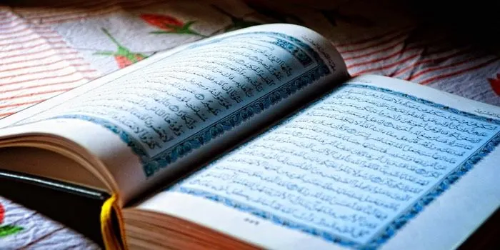 Ilustrasi bacaan Al-Quran 9-29 merupakan Surat At-Taubah dengan ayat 29 yang menjelaskan firman Allah tentang orang yang tidak beriman.
