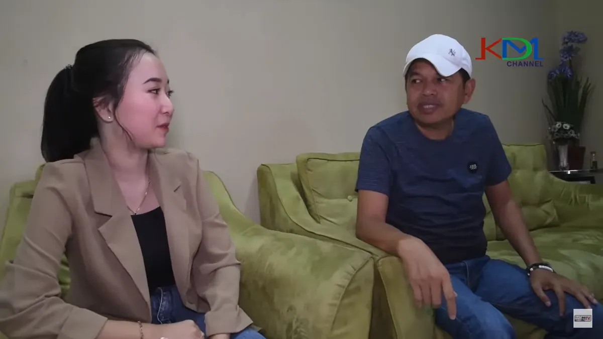 Dedi Mulyadi tegur Neng Salma seorang gadis penjual nasi uduk di depan Kantor Samsat Purwakarta yang mempoles wajahnya dengan bedak.