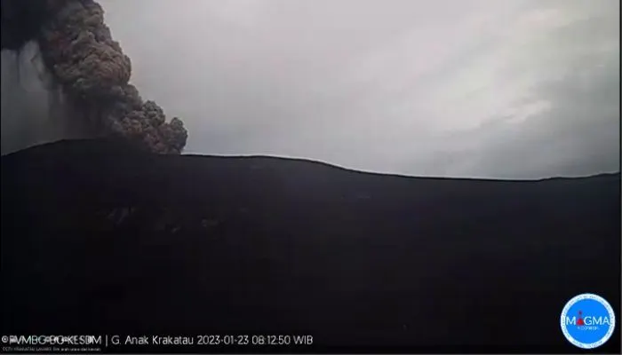 BREAKING NEWS: Gunung Anak Krakatau Kembali Erupsi, Tinggi Semburan Abu Vulkanik Capai 300 Meter dari Puncak
