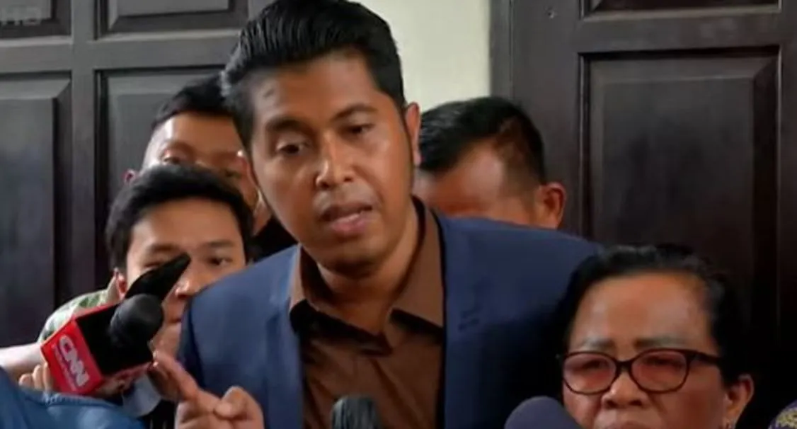 Pasca sidang, kuasa hukum keluarga Yosua hutabarat, Martin Simanjuntak mengungkap kelakuan terdakwa Ricky Rizal yang buat geleng-geleng kepala.