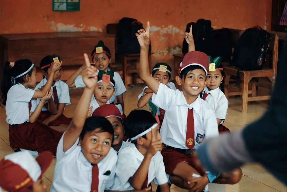 Kegiatan MPLS semakin seru maka biasanya pihak sekolah akan memberikan atau menyuruh siswa untuk membuat yel-yel MPLS.