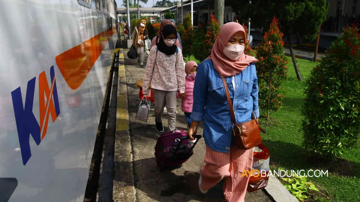 Puncak arus mudik dengan kereta api di Stasiun Bandung dan Kiaracondong.
