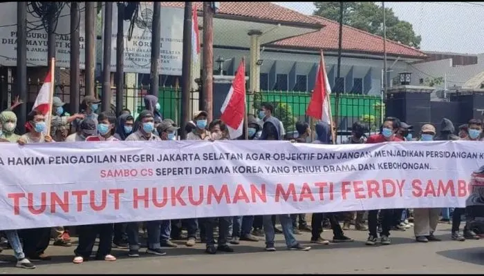 Publik Murka! PN Jaksel Ramai Digeruduk Massa, Minta JPU Tuntut Hukuman Mati Ferdy Sambo CS