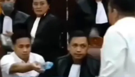Richard Eliezer Dijuluki si Anak Berhati Emas, Momen Beri Botol Air Mineral ke Kuat Maruf Bikin Netizen Nangis