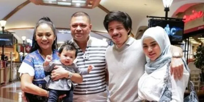 Berharap Ameena Cepat Jalan, Krisdayanti dan Raul Lemos Lakukan Tradisi Pukul Lele, Begini Momen Serunya!