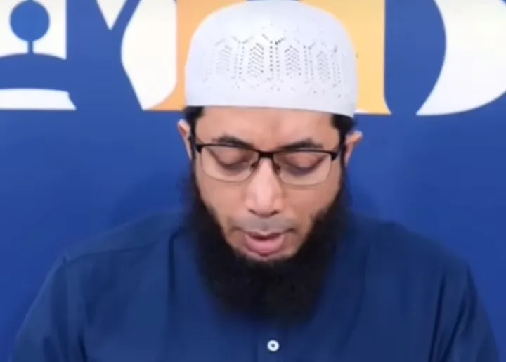 Ustadz Khalid Basalamah sebut hukum rokok adalah haram.