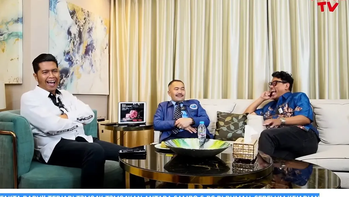 Martin Lukas Simanjuntak (kiri), Kamaruddin Simanjuntak (tengah) dan Uya Kuya dalam acara bincang-bincang di kanal YouTube Uya Kuya TV