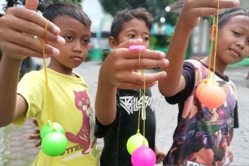 ilustrasi Sejumlah anak-anak  bermain lato-lato yang sedang viral. 