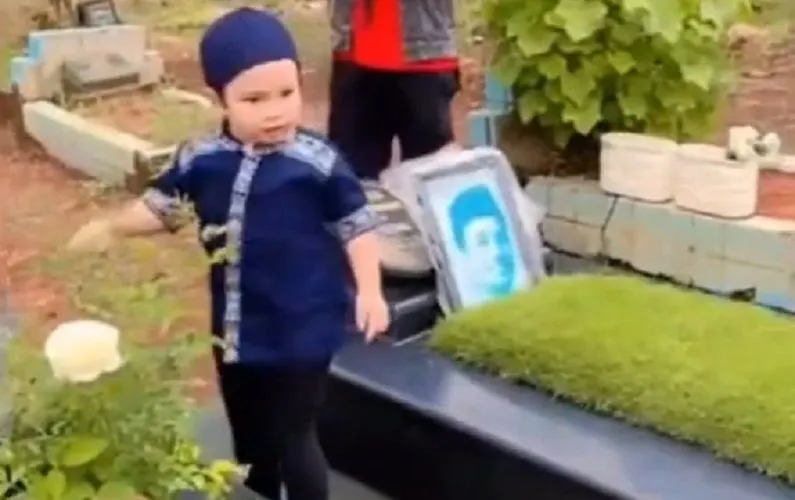 Terharu! Ini Momen Gala Ziarah ke Makam almarhum Vanessa dan Bibi, Wargenet : Nyesek Lihatnya