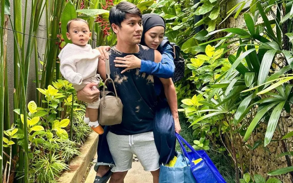 Rizky Billar gendong Lesti Kejora dan sang anak.