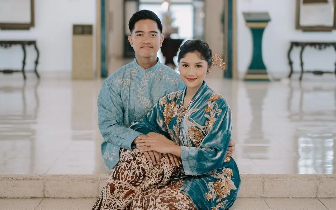 Jelang melakukan pernikahan, pengantin Kaesang Pangarep dan Erina Gudono kompak melakukan siraman dengan tujuh mata air.
