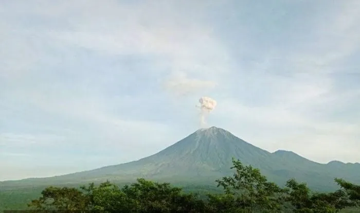 Banjir Lahar Semeru terjadi sehingga mengakibatkan satu rumah warga hancur.