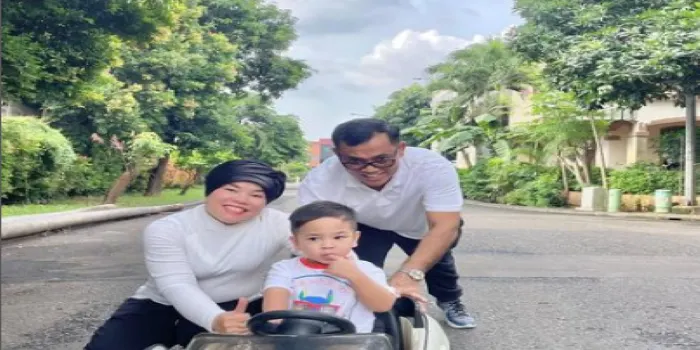 Gala Sky bersama dengan kakek dan neneknya