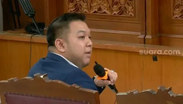 Albert Aries pernah memberikan kesaksian sebagai ahli bahwa Richard Eliezer seharusnya dapat bebas dari jerat pidana.