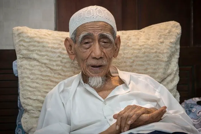 KH. Maimun Zubair atau Mbah Moen pernah membeberkan doa pelebur utang dan untuk melancarkan rezeki agar mengalir deras.